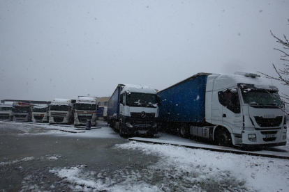 Camiones embolsados en el polígono industrial de Bembibre (León), debido al corte de la autovía A6 cortada por el temporal de nieve