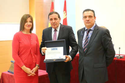 El consejero de Sanidad, Antonio María Sáez Aguado, recoge el premio Best in Class a la mejor gestión hospitalaria.-ICAL