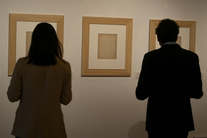 Carrascosa, a la derecha, observa los trabajos de Picasso sobre el centauro. | P. REQUEJO
