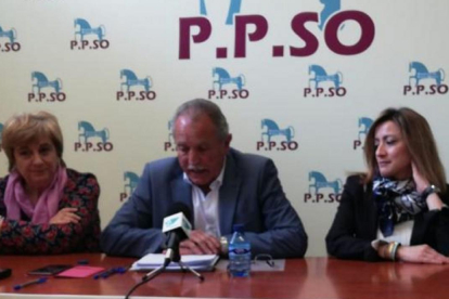 Ruiz es presentada como cabeza de lista por la PPSO. En la imagen, María Jesús Ruiz, José Antonio de Miguel y Ana Hernández.-HDS