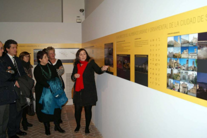 La alcaldesa de Segovia, Clara Luquero, visita la exposición ‘Viajes de agua y luz’ junto con concejales de su equipo de Gobierno-Ical