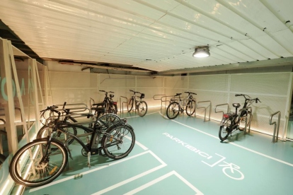 Nuevo aparcamiento de bicicletas en el estacionamiento de la plaza Mayor.- PHOTOGENIC