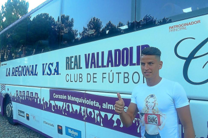 Igor Lichnovsky posa ante el autocar del Real Valladolid tras llegar a Melgaço.-REAL VALLADOLID