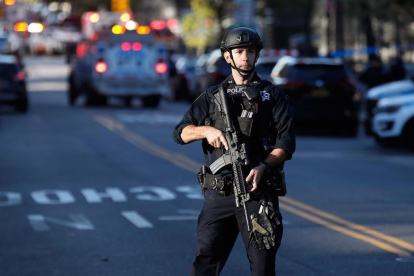 Un policía patrulla en una calle de Nueva York, en octubre del año pasado.-REUTERS / SHANNON STAPLETON