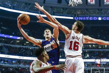 El jugador de los Bulls Pau Gasol intentando realizar un tapón en el duelo ante los Suns-