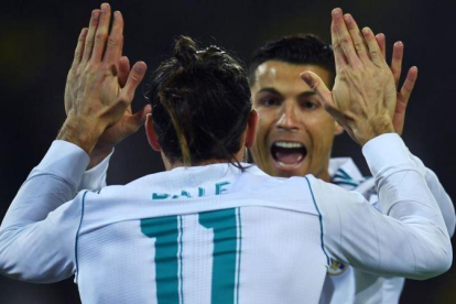 Cristiano Ronaldo celebra con Bale un gol frente al Borussia Dortmund.-AFP / PATRIK STOLLARZ