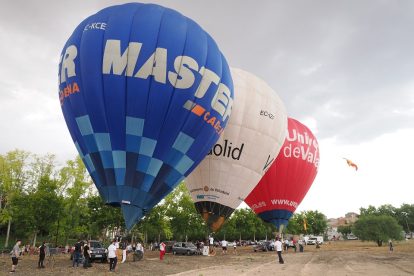 Momento de inflado de los globos ayer en Valladolid. / PHOTOGENIC