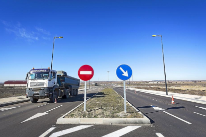 Un camión circula por las vías ya concluidas de la primera fase del Área Canalde Castilla, de 100 hectáreas.-M. Á. SANTOS