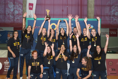 Equipo femenino de la UCAM campeón de voley.