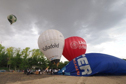 Momento de inflado de los globos ayer en Valladolid. / PHOTOGENIC