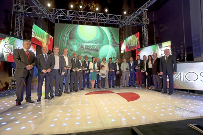 Autoridades y galardonados con los Premios Surcos ayer, durante la gala de entrega celebrada en Medina de Rioseco-ICAL