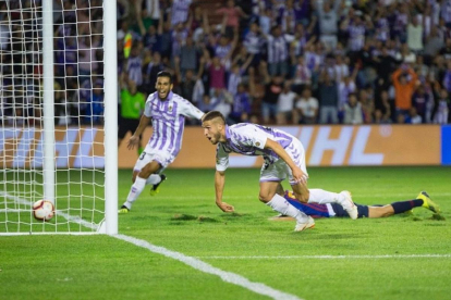 Keko anota el gol que fue anulado en el minuto 92.-MIGUEL ÁNGEL SANTOS