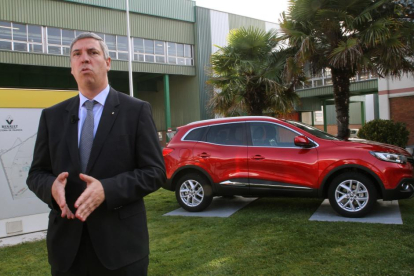El director mundial de Fabricaciones y presidente de Renault España, José Vicente de los Mozos, informa sobre la transformación de la planta palentina para acoger la producción del nuevo Mégane.-ICAL