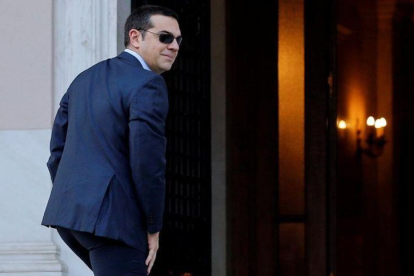 El primer ministro griego, Alexis Tsipras, a su llegada a la reunión que ha mantenido con el ministro de Defensa y líder del partido ANAP, Panos Kammenos.-ALKIS KONSTANTINIDIS (REUTERS)