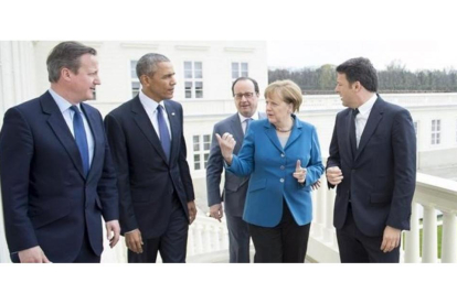 Merkel, junto a Hameron, Obama, Hollande y Renzi, en Hannover.-