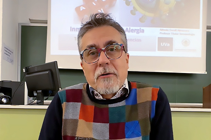 El inmunólogo Alfredo Corell en su vídeo de despedida.