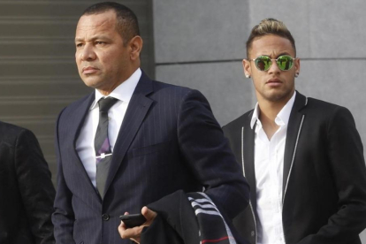 El padre de Neymar y su hijo, el día de su comparecencia en la Audiencia Nacional de Madrid.-AGUSTÍN CATALÁN