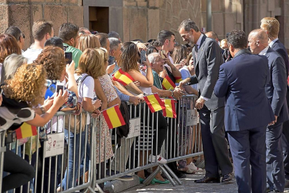 Felipe VI saluda a los ciudadanos de Ávila durante su visita a la capital abulense.-ICAL
