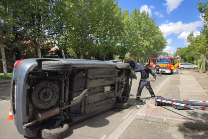 Accidente de un vehículo en la urbanización El Pichón, termino municipal de Simancas (Valladolid). Ical