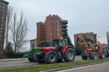 Los tractores en la avenida Salamanca de Valladolid.-E. M.