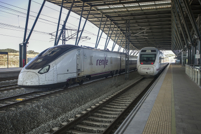 Un AVE de la serie 106 de Talgo y un Alvia en la estación Rosa Manzano, en vísperas del viaje inaugural.- T. ALONSO