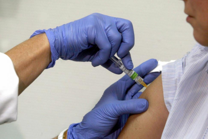 Un paciente recibe una dosis de una vacuna.