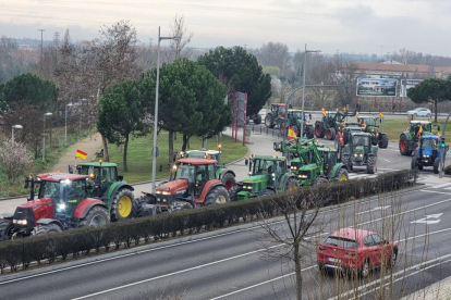 Tractorada de agricultores y ganaderos en dirección a la avenida de Salamanca en Valladolid. -PHOTOGENIC