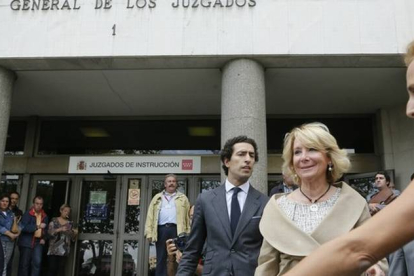 Esperanza Aguirre sale del juzgado de la plaza de Castilla.-Foto: AGUSTÍN CATALÁN