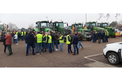 Agricultores concentrados en el aparcamiento del Estadio José Zorrilla en Valladolid. -E.M.