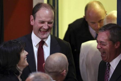 Douglas Carswell celebra la obtención del primer escaño del UKIP en el Parlamento británico.-Foto: AP / CHRIS RADBURN