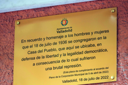 Acto de homenaje a las personas que se congregaron en la Casa del Pueblo el 18 de julio de 1936, con el descubrimiento de una placa conmemorativa en la calle Núñez de Arce. / ICAL