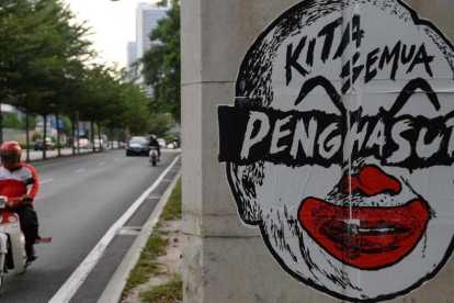 Pintada con la caricatura del primer ministro en Kuala Lumpur.-/ AFP / MOHD RASFAN