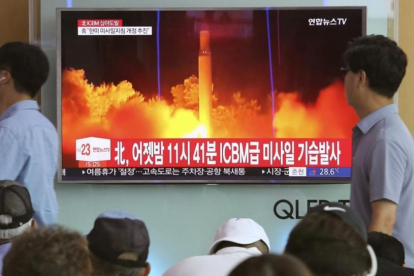 Un hombre pasa en Seúl ante un escaparate con una televisión donde se informa del misil norcoreano.-AHN YOUNG-JOON / AP