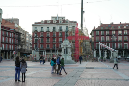 07-11-2023 VALLADOLID PHOTOGENIC Imagenes del montaje del árbol de Navidad en la plaza Mayor de Valladolid.