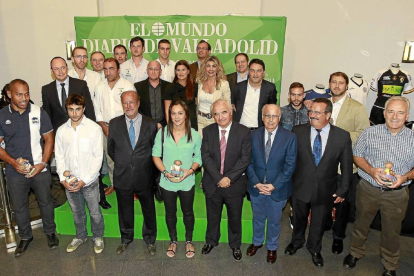 Foto de familia de los galardonados en la primera edición de los Premios del Deporte de DIARIO DE VALLADOLID / EL MUNDO-J.M.Lostau