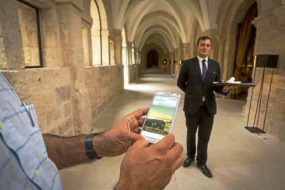 Servicio digital de mayordomía y un mayordomo en Abadía Retuerta LeDomaine.-MIGUEL ÁNGEL SANTOS