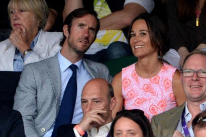 Pippa Middleton y su prometido, James Matthews, en julio de este año.-ANTHONY DEVLIN