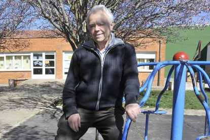 José Angel Recio delenta del colegio que él impulsó a principios de los años 80.-VALENTÍN GUISANDE
