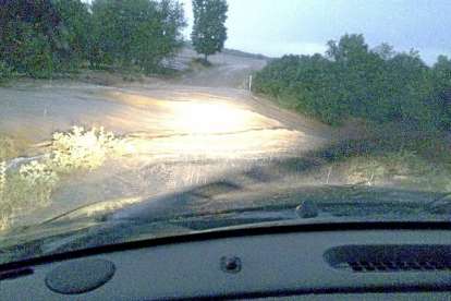 Camino fotografiado desde un vehículo durante la noche de la tormenta, anegado por la tromba de agua.-El Mundo