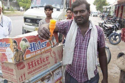 Un vendedor indio con los helados de la marca Hitler.-