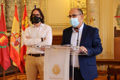 El concejal Luis Vélez y detrás el gerente de Auvasa, Álvaro Fernández Heredia. E.M.