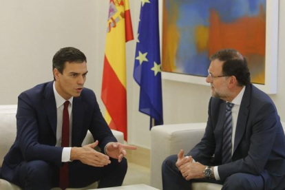 Pedro Sánchez y Mariano Rajoy, durante la reunión que han mantenido este miércoles en la Moncloa.-AGUSTÍ CATALÁN