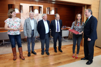 Reunión de la presidenta de las Cortes, Silvia Clemente, y el alcalde de León, Antonio Silván (D)-Rubén Cacho / ICAL