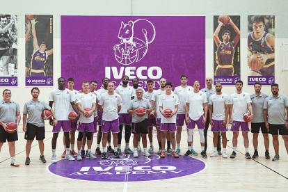 La plantilla del UEMC Real Valladolid Baloncesto al completo en su primer día de entreno de pretemporada. / RVB