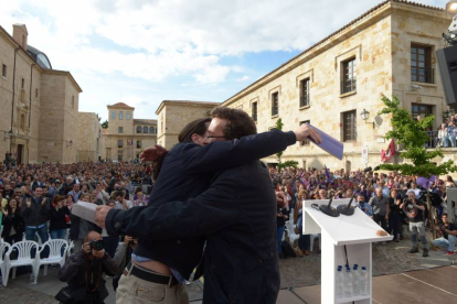 Pablo Iglesias abrazado a su padre durante el acto de campaña en Zamora-El Mundo