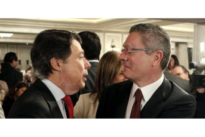 Los expresidentes de la Comunidad de Madrid Ignacio González y Alberto Ruiz-Gallardón.-/ EFE / PACO CAMPOS