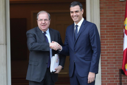 El presidente de la Junta de Castilla y León, Juan Vicente Herrera, se reúne con el presidente del Gobierno, Pedro Sánchez.-ICAL