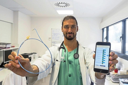 El cardiólogo intervencionista Ignacio Amat muestra un catéter y la aplicación en las instalaciones del Hospital Clínico Universitario de Valladolid.-PHOTOGENIC / MIGUEL ÁNGEL SANTOS