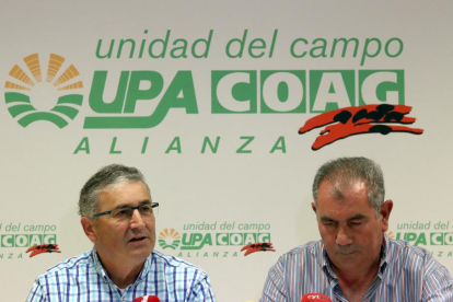 El coordinador autonómico de COAG, Lorenzo Rivera (I), y el secretario autonómico de UPA, Aurelio González-ICAL