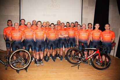 La plantilla del Club Ciclista Tordesillas posa con su maillot oficial y dos bicicletas. - EL MUNDO